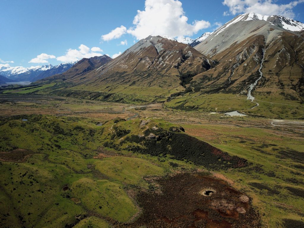 C'est sur cette colline que fut installé Edoras la capitale du Rohan, royaume de la Terre du Milieu dans le Seigneurs des anneaux.