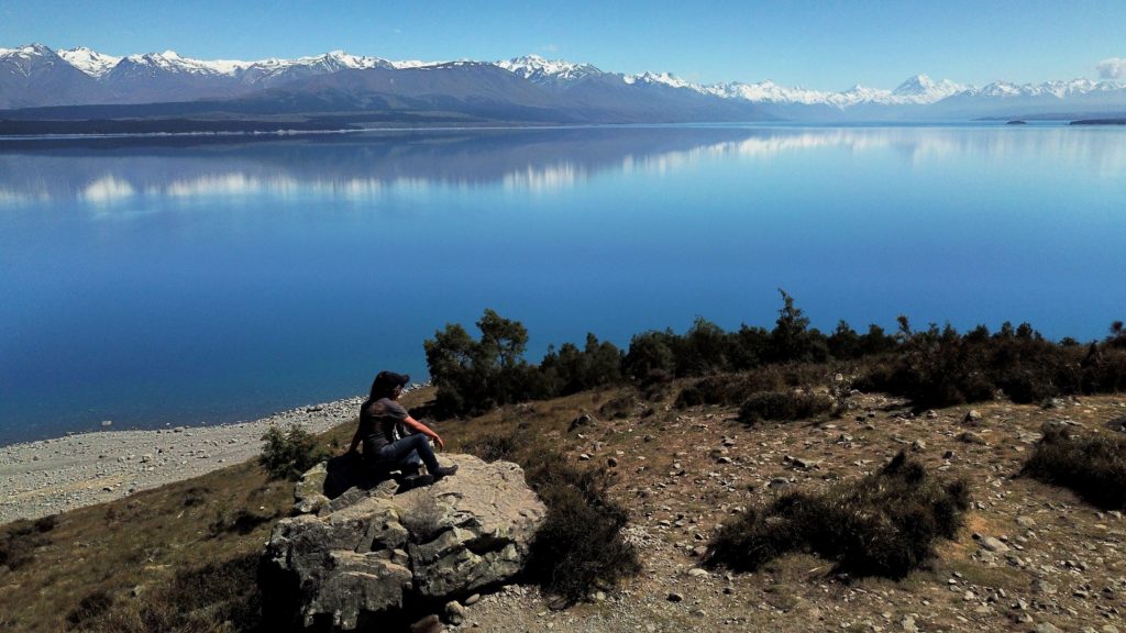 Deux amoureux en contemplation devant le Lac Pukaki